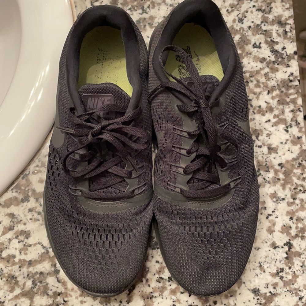 Black Nike tennis
